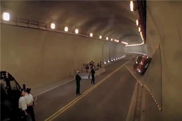 ویدیو عجیب از حرکت مرسدس بنز SLS بر روی دیواره و سقف تونل توسط مایکل شوماخر؛ چالش جاذبه