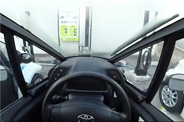 رانندگی با خودرو کوچک الکتریکی تویوتا در خیابان های توکیو