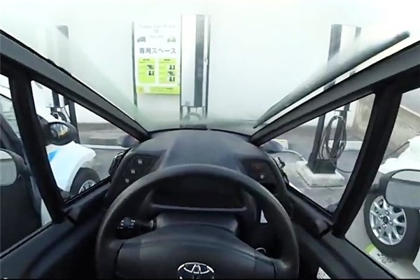 رانندگی با خودرو کوچک الکتریکی تویوتا در خیابان های توکیو